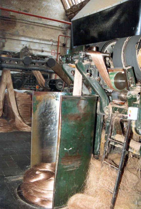 18 kæmning af farvet sisal